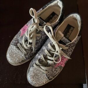 GG glitter with pink glitter star and black bottoms